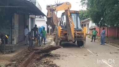 बस्तर: पार्षद के धरना प्रदर्शन के दूसरे दिन वार्ड क्र 12 में नगर पंचायत की टीम पहुंचकर जेसीबी मशीन से किया गया नाली सफाई