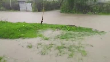 खुरई: खेजरा इज्जत गांव में पुलिया न बनने से सड़क का पानी घरों में घुसा, कीचड़ होने से हो रही है परेशानी