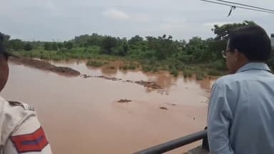 अम्बाला: बुधवार को अंबाला में टांगरी नदी का जलस्तर बढ़ने पर मुआयना करने पहुंचे एसडीएम, लोगों को नदी से दूरी बनाने की चेतावनी दी