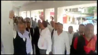 गाज़ीपुर: गाजीपुर समाजसेवी मीरा राय के साथ एसडीएम द्वारा किए गए दुर्व्यवहार को लेकर अधिवक्ता कार्य से विरत होकर कर रहे प्रदर्शन