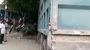 मुरादाबाद: गुलाबबाड़ी चुंगी पर रेत से भरा बेकाबू डंपर पीआरवी वाहन को टक्कर मारते हुए चाय की दुकान में घुसा, 4 लोग हुए घायल