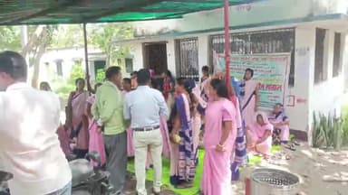 डुमरांव: आशा कार्यकर्ताओं ने डुमरांव PHC के OPD सेवा में जड़ा ताला, 1 डॉक्टर, 2 ANM व अकाउंटेंट और बड़ा बाबू को किया बंद