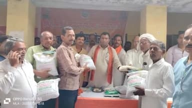 आज राजकीय बीज भण्डार #गंजमुरादाबाद में कृषि सूचनातंत्र के सुदृढ़ीकरण एवं कृषक जागरूकता के अन्तर्गत विकासखंड स्तरीय किसान मेला एवं प्रदर्शनी कार्यक्रम में पहुंचकर किसानों को निशुल्क उर्द,बाजरा,ज्वार,रागी,सावां बीज की मिनीकिट वितरित की।