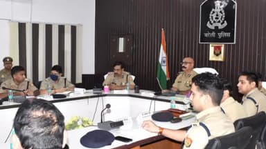 बरेली: कांवड़ यात्रा के दौरान हुए बवाल को लेकर एडीजी ने पुलिस अफसरों की ली क्लास, सिविल लाइंस स्थित एडीजी ऑफिस में की मीटिंग