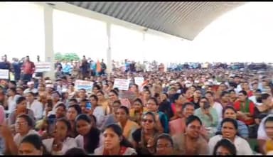 आरंग: तुता नवा रायपुर में संविदा कर्मियों की हड़ताल है जारी, सरकार ने 3 दिनों के भीतर काम पर लौटने का दिया अल्टीमेटम