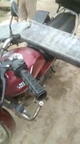 बिसौली: बिसौली कस्बे के डीपी यादव की कोठी के पास ट्रक की टक्कर से विद्युत पोल टूटकर बाइक पर गिरा, बाइक सवार घायल हुआ