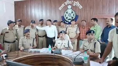 छतरपुर नगर: पत्नी के चरित्र संदेह में पति ने 6 लाख की फिरौती देकर करवाई पत्नी की हत्या, पुलिस लाइन में एसपी ने किया खुलासा