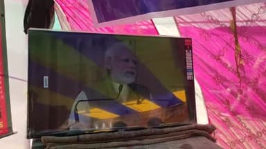 प्रधानमंत्री किसान समृद्धि केंद्र मथlर मैं माननीय प्रधानमंत्री नरेंद्र मोदी जी का संबोधन सुनते हुए जिला उपाध्यक्ष जितेंद्र यादव