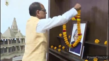 हुज़ूर: CM शिवराज ने निवास कार्यालय स्थित सभागार में पुण्यतिथि पर पूर्व राष्ट्रपति एपीजे अब्दुल कलाम के चित्र पर किया मालार्पण