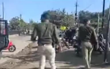 उन्नाव: अचलगंज थाना पुलिस ने पोटरिया गांव में दबिश देकर 4 जुआरियों को पकड़ा