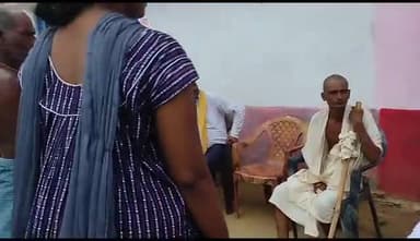 करपी: कुर्था विधायक बागी कुमार वर्मा ने बारा झिकटिया गांव पहुंचकर मृतक विनेश्वर साव के परिजनों को दी सांत्वना