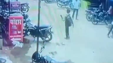 पीपलदा: शिवाजी बस स्टैंड पर बाइक की डिग्गी से ₹2 लाख की राशि निकालकर भागते चोर का सीसीटीवी फुटेज आया सामने