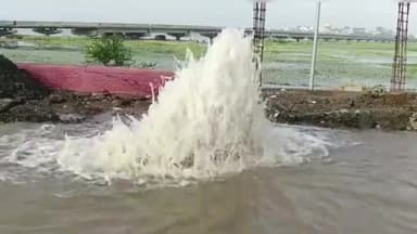 सागर नगर: हरिसिंह गौर बस स्टैंड के सामने सड़क निर्माण के दौरान फूटी पाइप लाइन, सड़क हुई जलमग्न