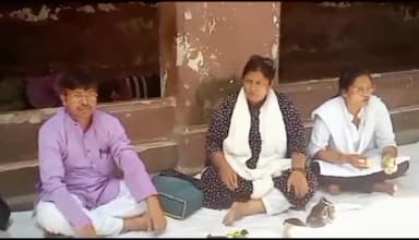 देेेवरिया: अपनी मांगों को लेकर देवराहा बाबा इंटर कॉलेज देवसिया के शिक्षक कलेक्ट्रेट में अनिश्चितकालीन धरने पर बैठे