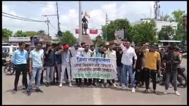 छतरपुर नगर: लवकुशनगर को जिला बनाए जाने को लेकर युवाओं के द्वारा शहर में रैली निकालकर कलेक्टर को सौंपा गया ज्ञापन