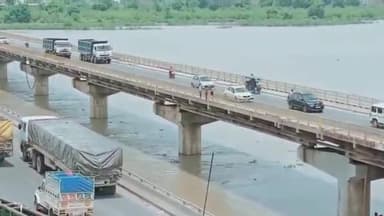 कानपुर: जाजमऊ क्षेत्र के जाजमऊ गंगा पुल पर युवकों द्वारा बाढ़ ग्रस्त गंगा में छलांग लगाने का वीडियो सोशल मीडिया पर हुआ वायरल