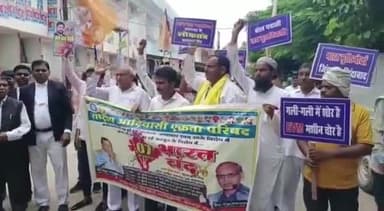 कानपुर: जिलाधिकारी कार्यालय पर राष्ट्रीय आदिवासी एकता परिषद ने किया प्रदर्शन, राष्ट्रपति को सम्बोधित ज्ञापन DM के माध्यम से भेजा