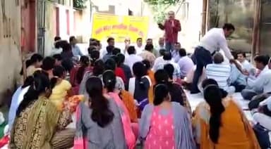 मुरादाबाद: सिविल लाइन स्थित बीएसए ऑफिस में उत्तर प्रदेश माध्यमिक शिक्षक संघ की ओर से अपनी कही सारी सूत्रीय  लेकर धरना प्रदर्शन किया