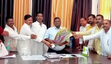 बाजपट्टी: बाजपट्टी प्रखंड के जनप्रतिनिधियों ने नव पदस्थापित बीडीओ से कार्यालय कक्ष में की औपचारिक मुलाकात