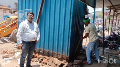 राजनांदगांव: नगर निगम ने राजनांदगांव शहर स्थित पुराना बस स्टैंड के पास अवैध रूप से निर्मित दो दुकानों को JCB से की हटाने की कार्रवाई