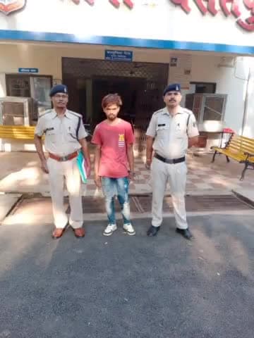 राजनांदगांव: बसंतपुर थाना इलाके के गौरव पथ रोड पर कटारनूमा चाकू लेकर लोगों को डरा धमका रहे आरोपी को पुलिस ने किया गिरफ्तार, भेजा जेल