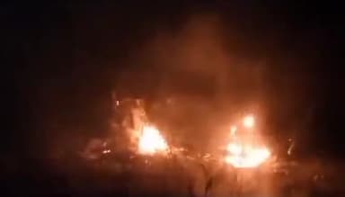 शाहजहांपुर: मौजमपुर क्षेत्र के पास तेज गति से जा रही कार गाय से टकराने के बाद खाई में पलटी, कार में लगी आग