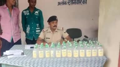 मोतिहारी: शहर के छतौनी थाना पुलिस ने नेपाली कस्तूरी शराब लदी मोटरसाइकिल के साथ दो तस्करों को किया गिरफ्तार