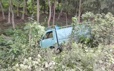 नीमडीह: पितकी राइस मिल के पास अनियंत्रित होकर पलटा टाटा मैजिक मालवाहक वाहन, बाल-बाल बचा चालक