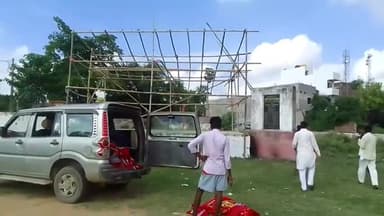 पालीगंज: पालीगंज हाई स्कूल के मैदान में विकासशील इंसान पार्टी के सुप्रीमो मुकेश साहनी के  आगमन पर कार्यकर्ता तैयारी में जुटे