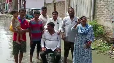 कानपुर: कल्याणपुर के दुर्गा हॉस्पिटल के पास क्षेत्रीय लोगों ने पार्षद प्रतिनिधि को बनाया बंधक, कर रहे हंगामा