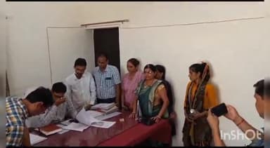 सरमथुरा: राजस्थान नर्सेज संघर्ष समिति के बैनर तले नर्सिंगकर्मियो ने11 सूत्री मांगो को लेकर उपखंड कार्यालय पर SDM को सौंपा ज्ञापन