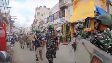 कांके: मोहर्रम को लेकर रांची के विभिन्न इलाकों में पुलिस ने निकाला फ्लैग मार्च, डीसी, एसएसपी सहित कई अधिकारी रहे मौजूद