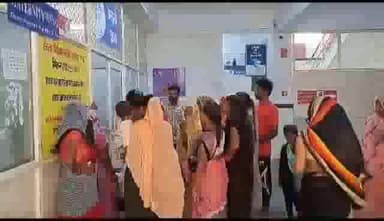 छतरपुर नगर: जिला अस्पताल आते समय रास्ते में रिक्शा में हुई डिलेवरी एंबुलेंस न मिलने का लगाया आरोप,