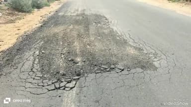 जालौर: जालौर के रानीवाड़ा से गुजरात जाने वाला मुख्य सड़क मार्ग का डामरीकरण उखड़ा ग्रामीणों ने जताया विरोध।