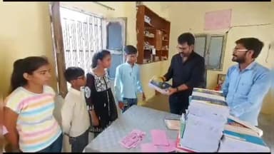 उन्नाव: उन्नाव हिंदू जागरण मंच के प्रांतीय मंत्री विमल द्विवेदी ने जरूरतमंद बच्चों को बांटी कॉपी किताबें और कलम