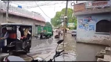 उन्नाव: उन्नाव में हुई हल्की बारिश ने खोली नगर पालिका की पोल,मोहल्ला तालिब सराय में भरा पानी लोगों को आने जाने में हो रही दिक्कत