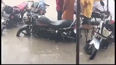 पीपलदा: इटावा में डेढ़ घंटे की मूसलाधार बारिश ने खोली नगर पालिका की सफाई व्यवस्था की पोल कई घरों व दुकानों में भरा पानी