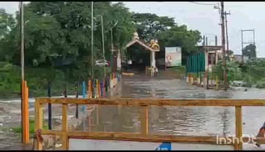 नलखेड़ा: तहसील क्षेत्र में लगातार हो रही बारिश के कारण बगलामुखी मंदिर मार्ग के पुल पर आया पानी, आवागमन हुआ प्रभावित