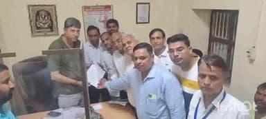 मनिया: मनिया में11 सूत्री मांग पत्र को लेकर 11वें दिन जारी रहा नर्सेज धरनामुख्यमंत्री के नाम विधायक रोहित बोहरा को दिया ज्ञापन