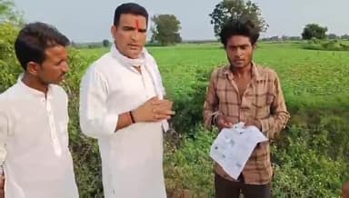 बैरसिया: कांग्रेस नेता रामभाई मेहर ने ग्राम कांदीखेड़ी में लाडली बहना योजना को लेकर ग्रामीण से की चर्चा