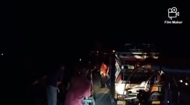 देवीपुर: देवीपुर देवघर मुख्य मार्ग के नावाडीह स्थित कई वर्षों से ओवर ब्रिज निर्माण कार्य लंबित रहने से घंटा लगा रहा जाम