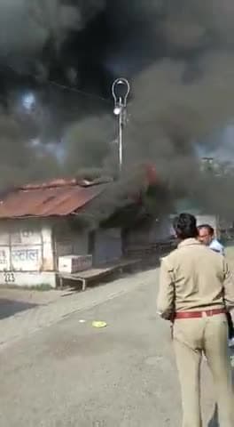 कानपुर: अर्मापुर में बुक स्टॉल में लगी भीषण आग,फायर बिग्रेड के जवान आग बुझाने में जुटे