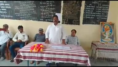 कुरवाई :- सामाजिक संस्था मानव अधिकार संरक्षण परिषद द्वारा बरवाई के शासकीय हाई स्कूल में श्रेष्ठ गुरु जन एवं मेघावी छात्रों का सम्मान समारोह आयोजित किया गया ।