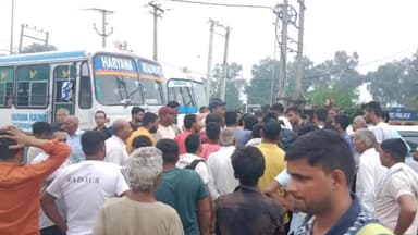 रादौर: रादौर बाजार से निकलते समय रोडवेज बस की साइड कार को लगने पर दोनों चालकों के बीच हुई बहस, पुलिस मामले की जांच में जुटी