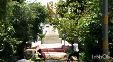 टीकमगढ़: टीकमगढ़ शहर के सर्किट हाउस में लगी माधवराव सिंधिया की प्रतिमा की सुरक्षा में लगाई गई पुलिस