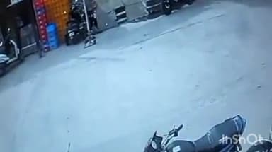 बरेली: संजय नगर के होली चौराहे पर दबंगों ने युवक को स्कूटी से सड़क पर घसीटा