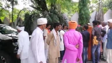 टीकमगढ़: शराबियों द्वारा महिलाओं से बदसलूकी मामले को लेकर माडूमर के ग्रामीण SP कार्यालय पहुंचे, कार्रवाई के लिए दिया आवेदन