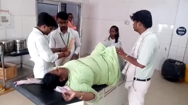 इटावा: चौधरी पेट्रोल पंप के पास सड़क पर बने गड्ढे को बचाने में स्कूटी सवार महिला गिरकर हुई घायल, जिला अस्पताल में भर्ती