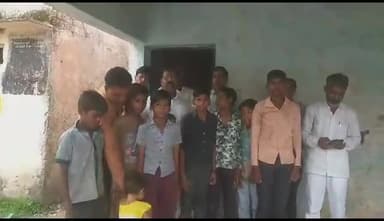 कुरवाई :— ग्राम इमलिया के किचन सेट की हालत जर्जर छोटे-छोटे बच्चों के साथ कभी भी हो सकती है दुर्घटना छत और दीवारें गिरने की स्थिति में सुभाष बोहत एडवोकेट ने दौरा किया ।