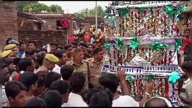 महसी: अलीनगर कलां में ताजिया उठाने को लेकर हुआ विवाद; मौके पर पहुंचा पुलिस बल, मामले को सुलझाने में जुटे सीओ